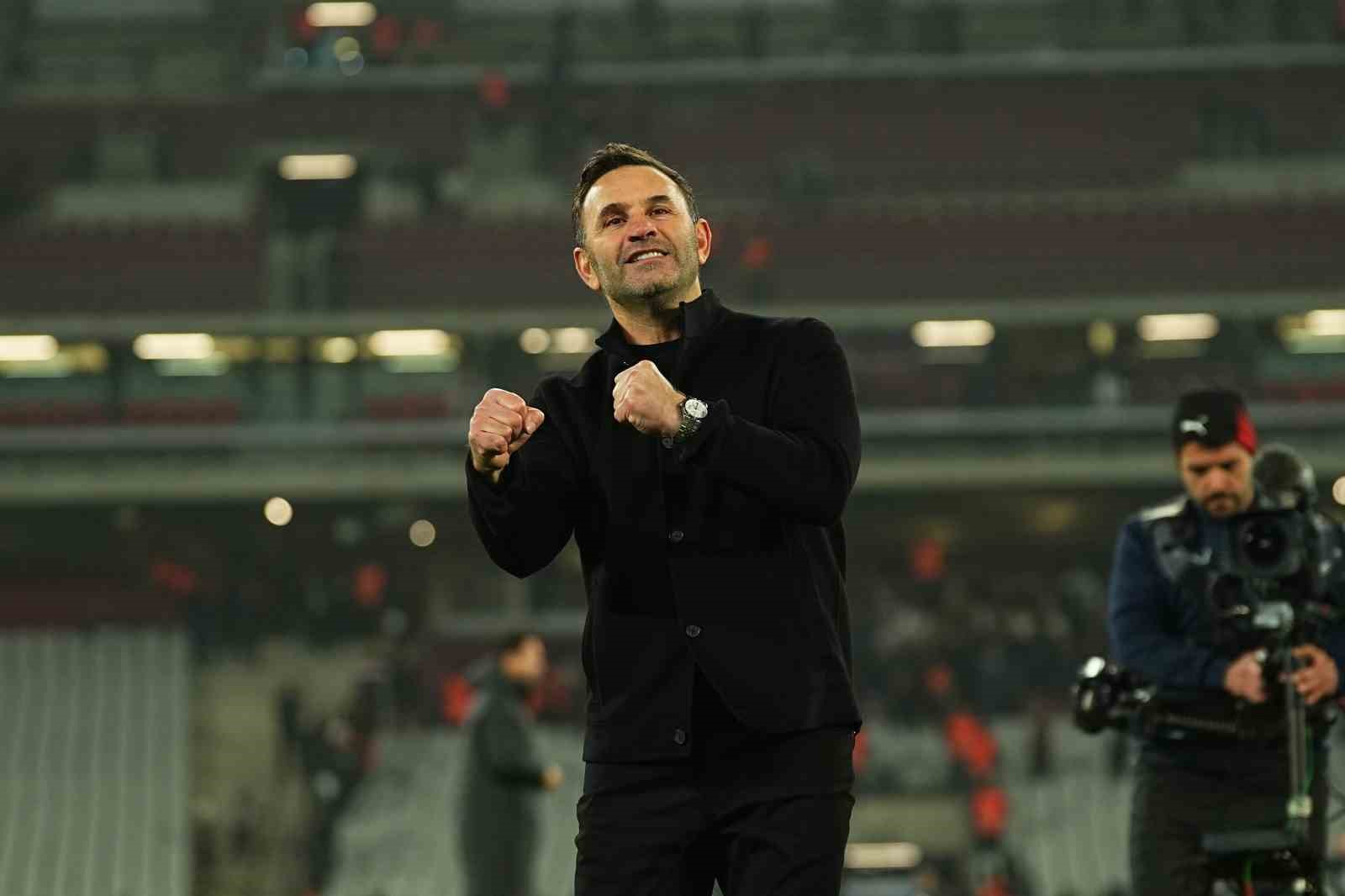 okan buruk taraftarlara 3lu cektirdi 1 7FLDrsNt