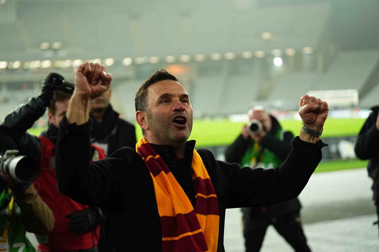 okan buruk taraftarlara 3lu cektirdi 7 qTtJAPL9