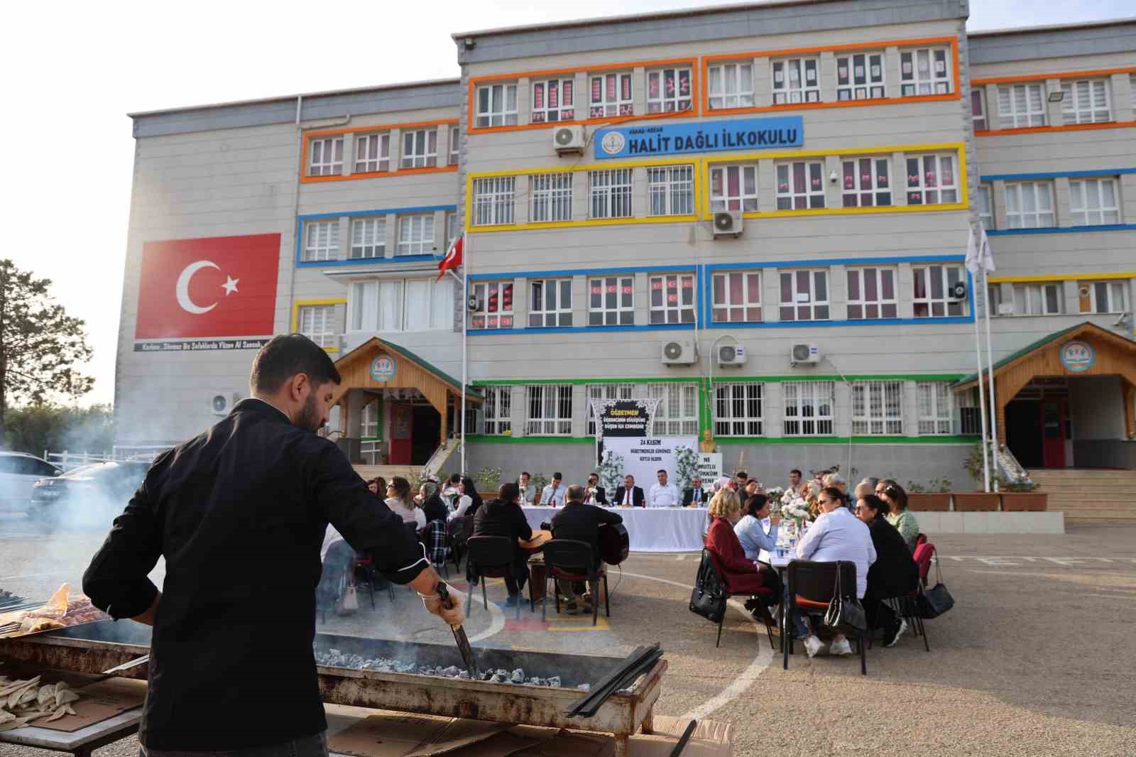 okul bahcesinde adana usulu ogretmenler gunu kutlamasi 0 Awcc1gHM