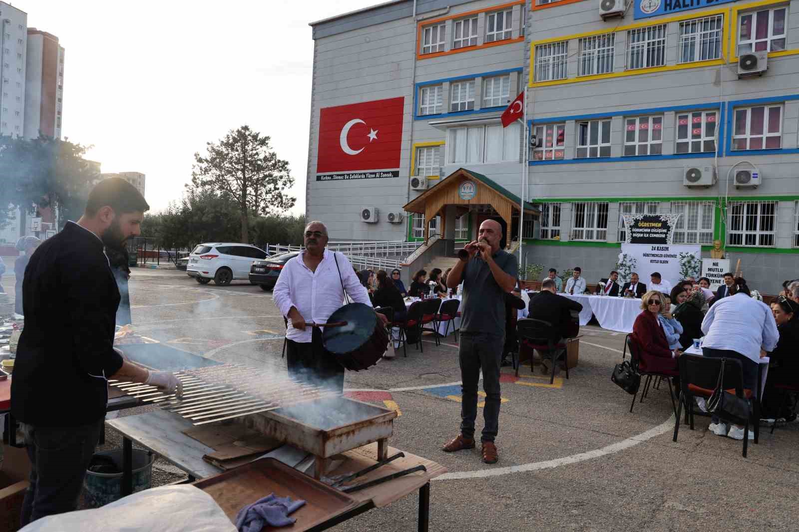 okul bahcesinde adana usulu ogretmenler gunu kutlamasi 1 6GjYi83i