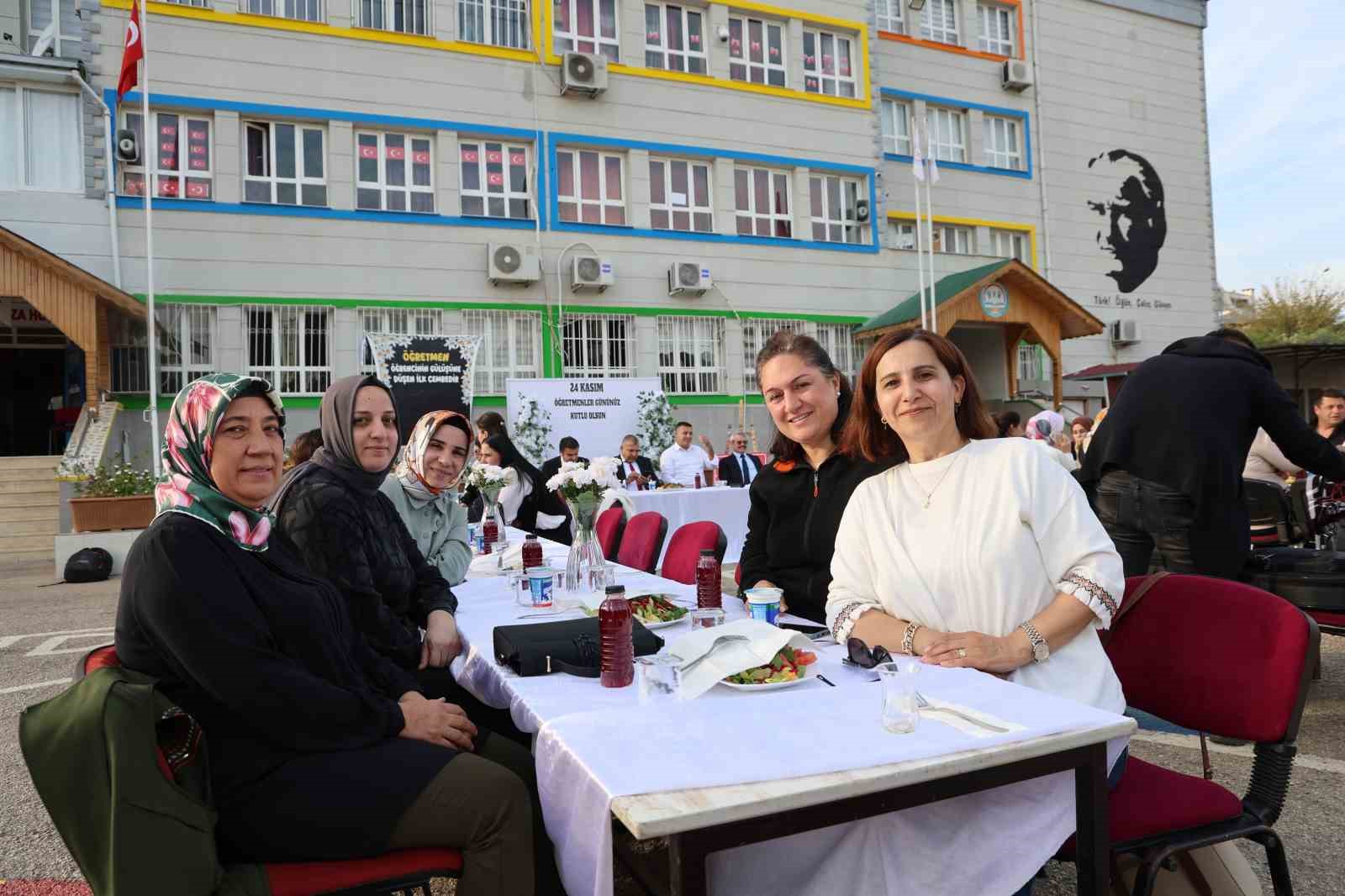 okul bahcesinde adana usulu ogretmenler gunu kutlamasi 2