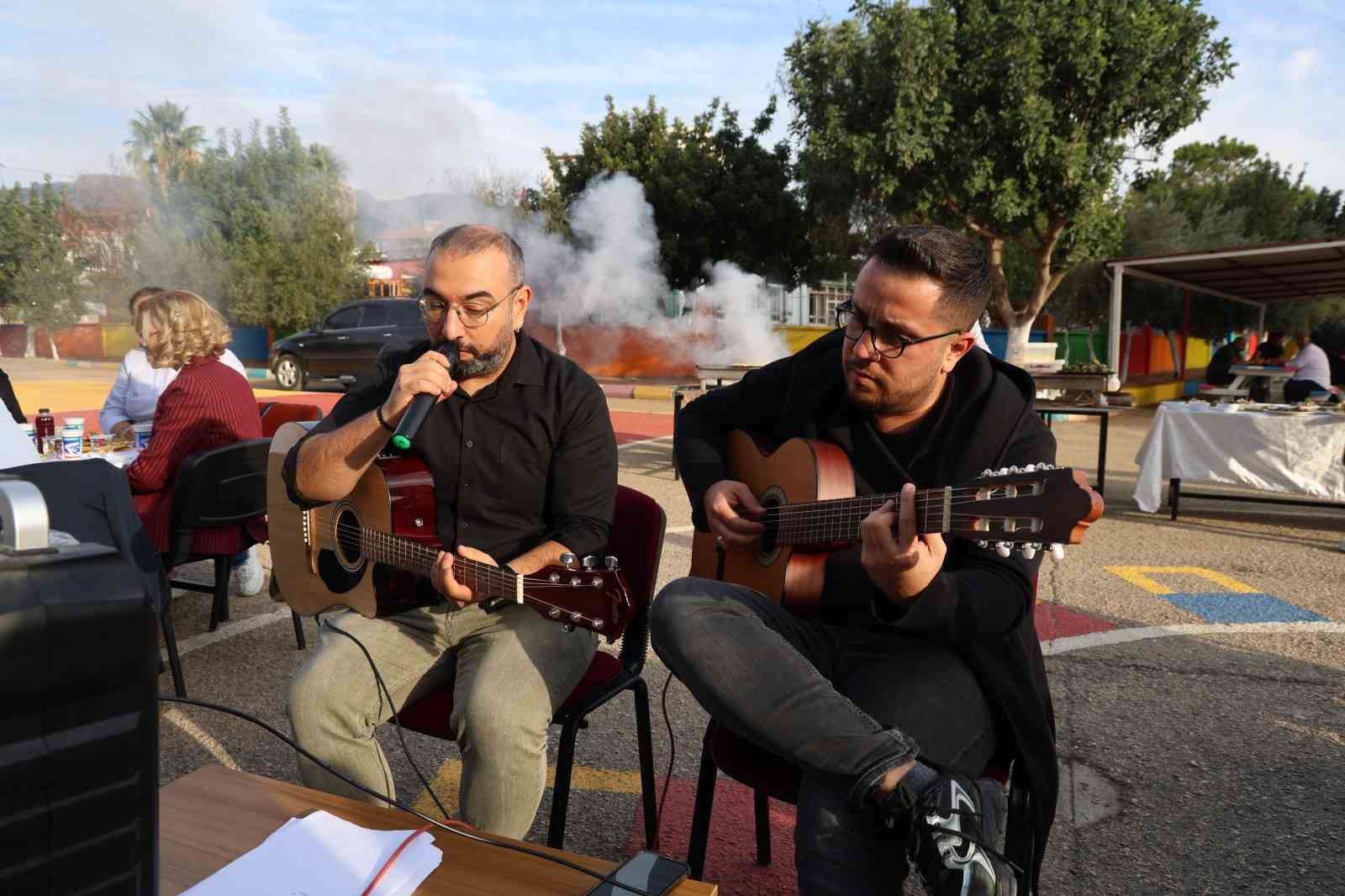 okul bahcesinde adana usulu ogretmenler gunu kutlamasi 3 KYjgD4T4