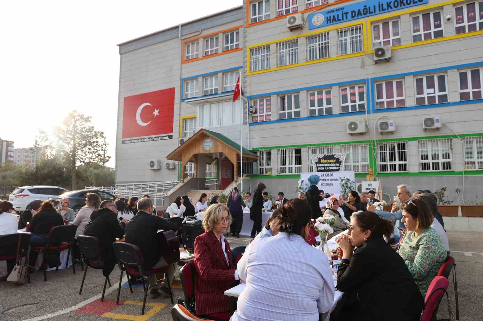 okul bahcesinde adana usulu ogretmenler gunu kutlamasi 5 mqqIIirn