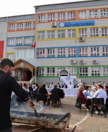 okul-bahcesinde-adana-usulu-ogretmenler-gunu-kutlamasi-kSibKMmv.jpg