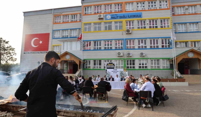 okul-bahcesinde-adana-usulu-ogretmenler-gunu-kutlamasi-kSibKMmv.jpg
