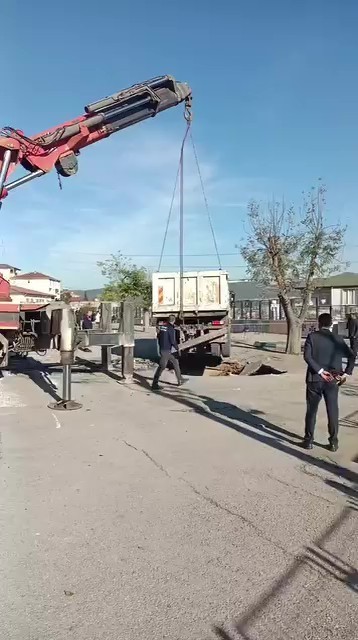 okul bahcesinde cokme sonucu cukura dusen kamyon vincle cikarildi 1 SnNicSQC