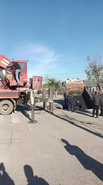 okul bahcesinde cokme sonucu cukura dusen kamyon vincle cikarildi 2 kQTCZIpA