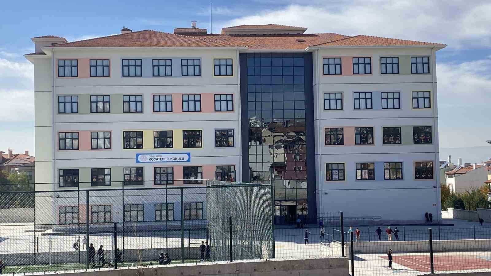 okul bahcesine giren kopek cocuklara buyuk panik yasatti o anlar kameraya yansidi 1 1pqBw6FA