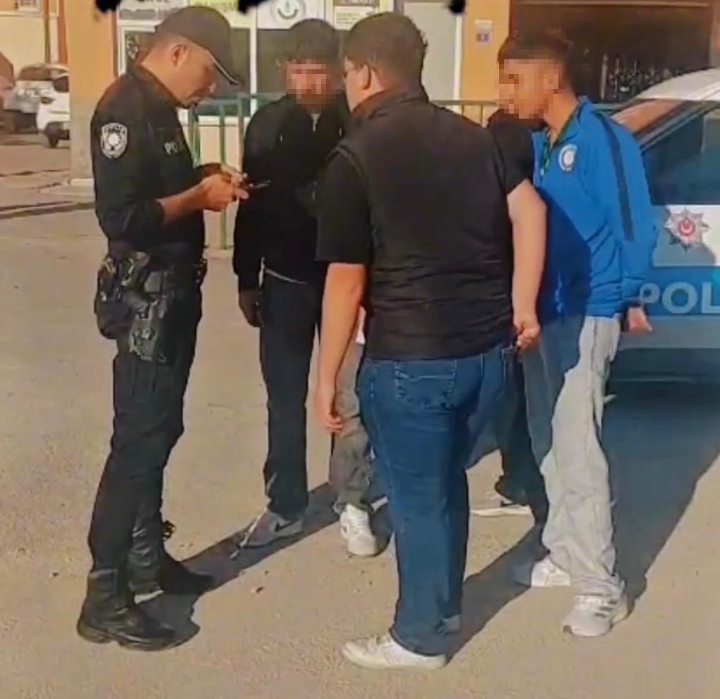 Okul çevresinde ‘Huzur’ uygulaması: 1 aranan şahıs yakalandı 4 okul cevresinde huzur uygulamasi 1 aranan sahis yakalandi 0 Lw6zXIL2