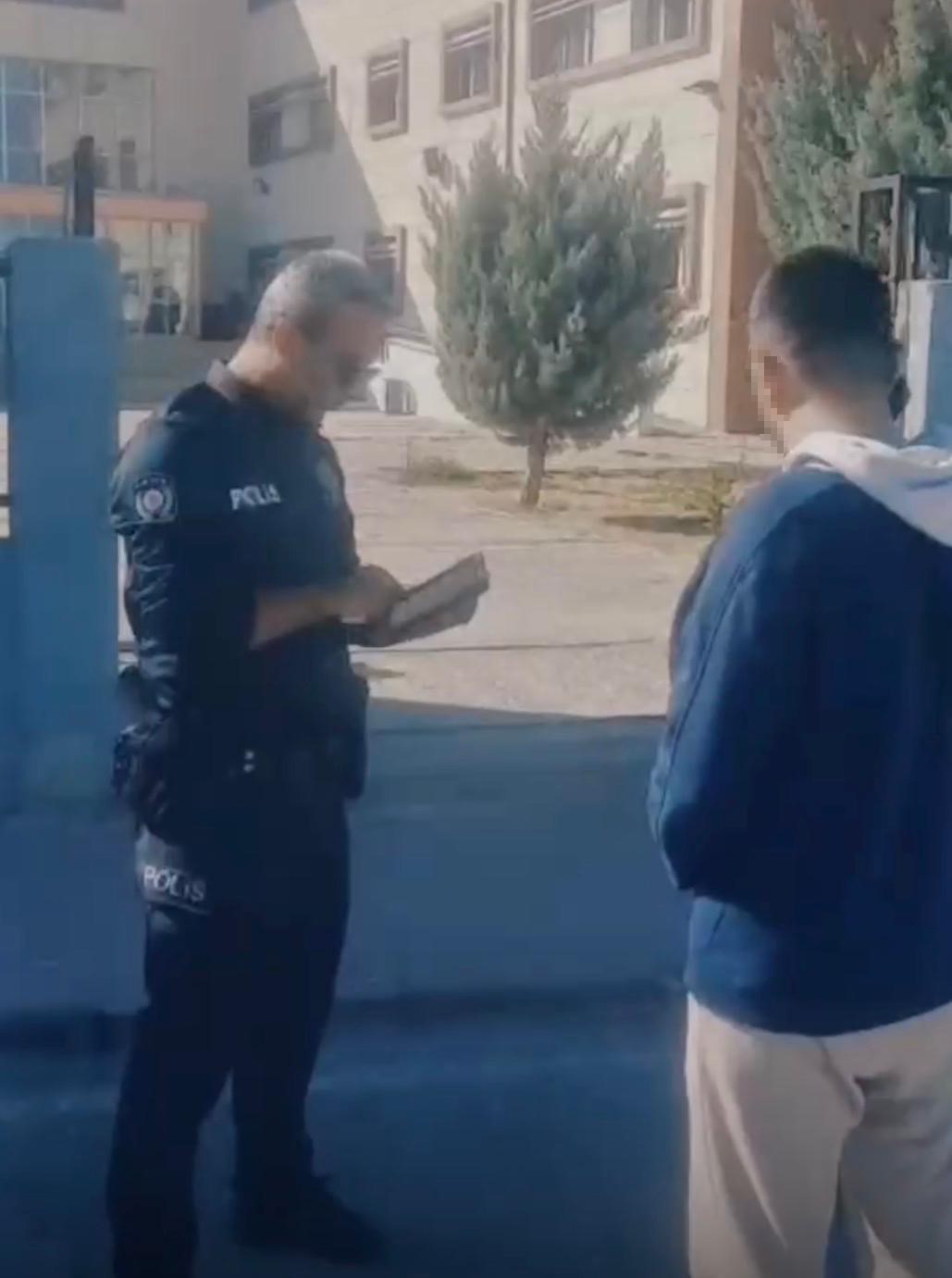 Okul çevresinde ‘Huzur’ uygulaması: 1 aranan şahıs yakalandı 5 okul cevresinde huzur uygulamasi 1 aranan sahis yakalandi 1 QBi2mwEk