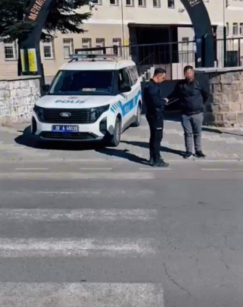 Okul çevresinde ‘Huzur’ uygulaması: 1 aranan şahıs yakalandı 6 okul cevresinde huzur uygulamasi 1 aranan sahis yakalandi 2 Wlfdzz2B