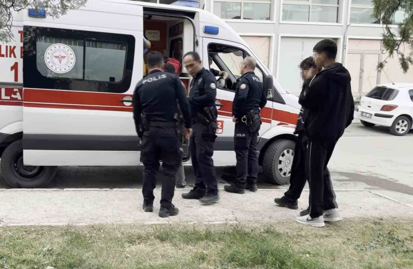 okul cikisi parkta bicakli kavga 2 cocuk bicaklanarak yaralandi 1 zM3TAkC4
