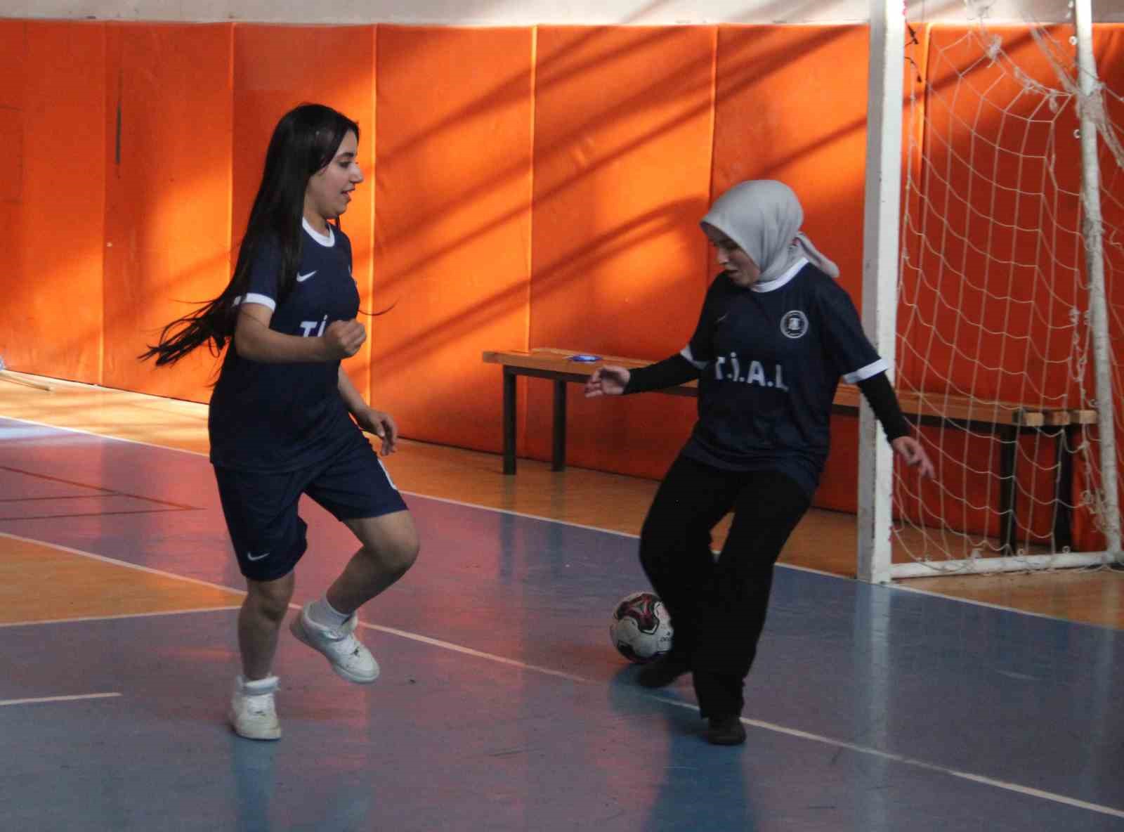 Okul çıkışı sporla kötü alışkanlıklardan uzaklaşıyorlar 5 okul cikisi sporla kotu aliskanliklardan uzaklasiyorlar 1 m29bmVV3