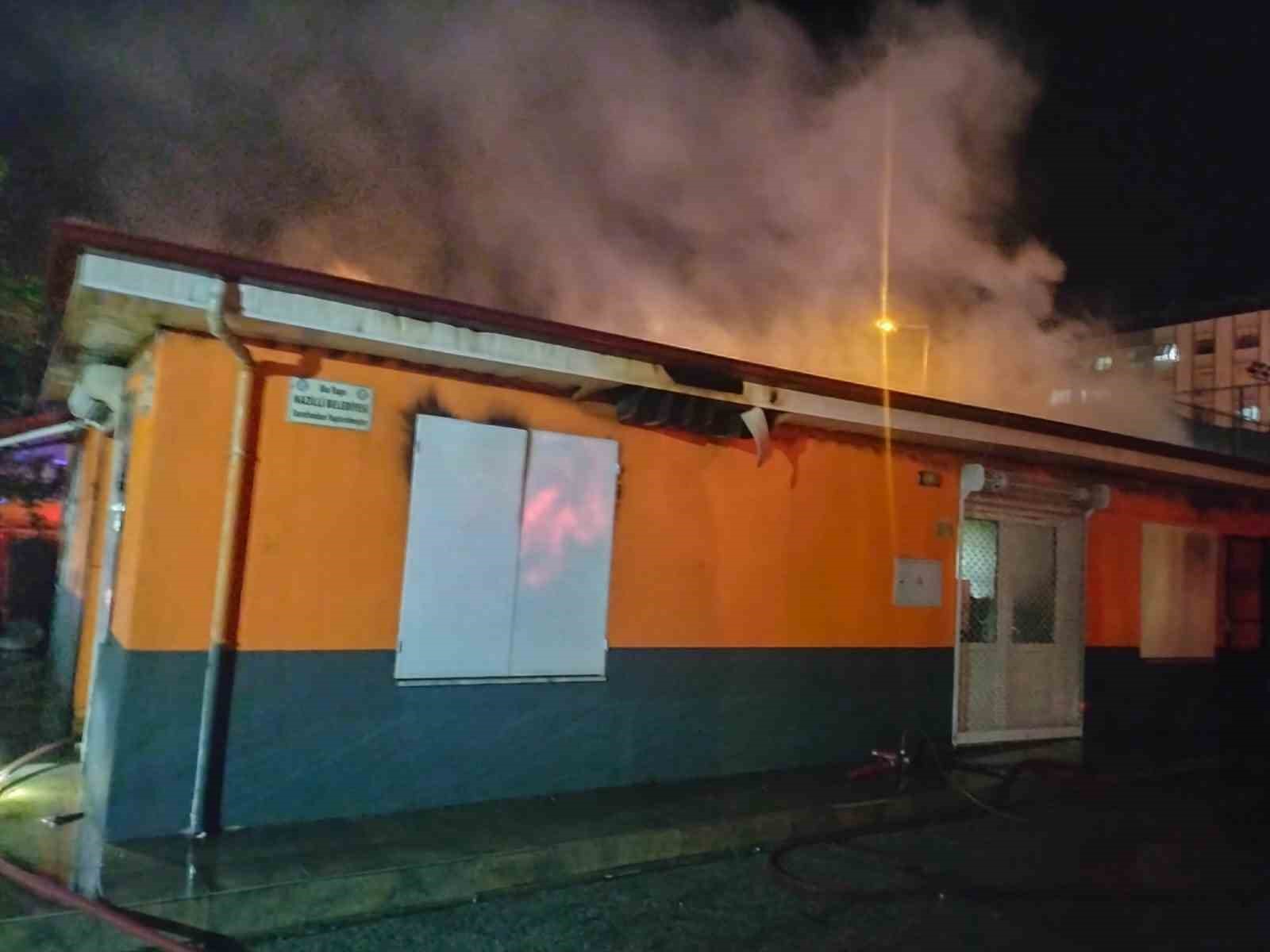 okul kantininde cikan yangin panikletti alevler geceyi aydinlatti 0 L9CyLmel