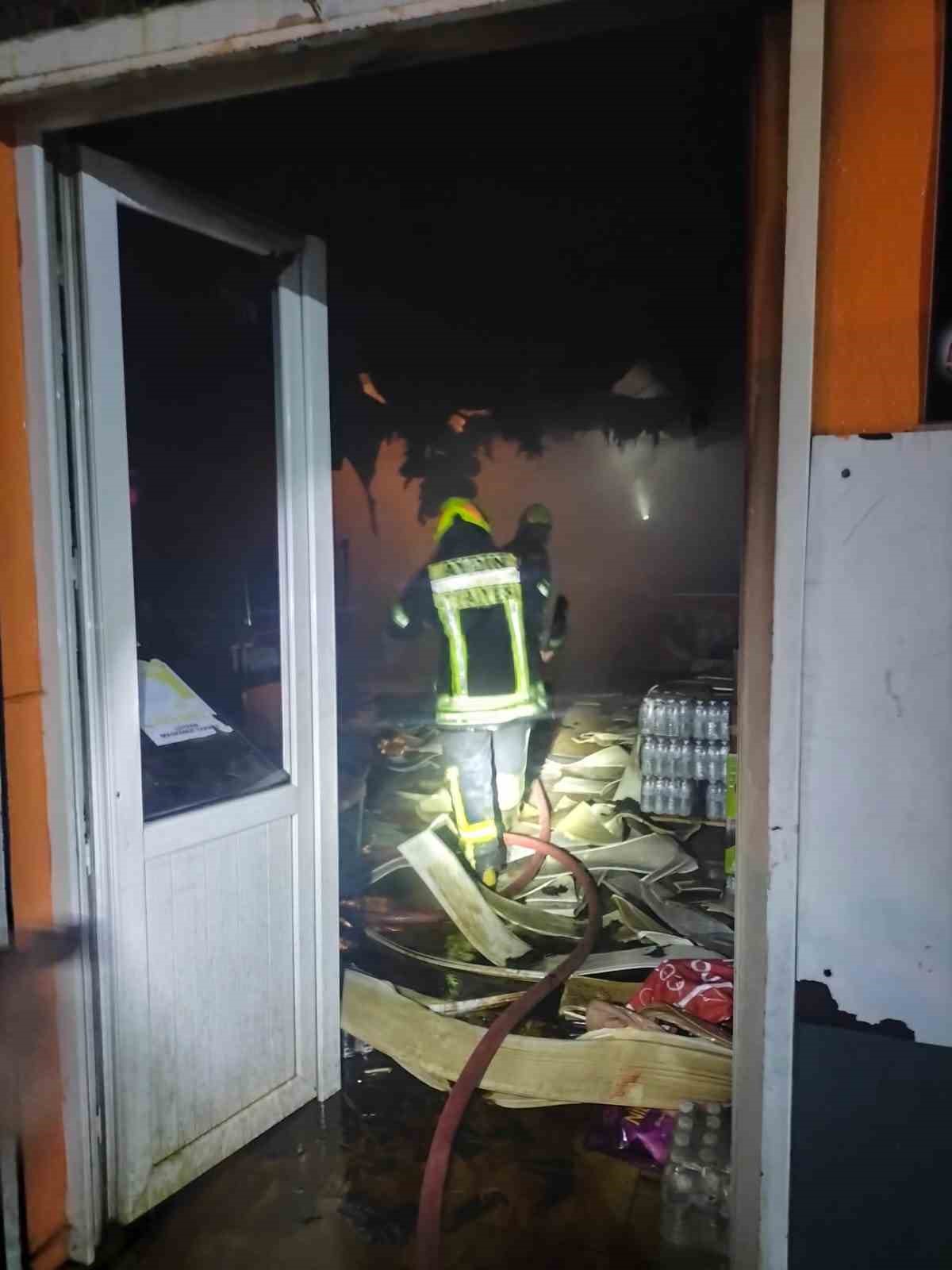 okul kantininde cikan yangin panikletti alevler geceyi aydinlatti 3 MaEK8R5Z