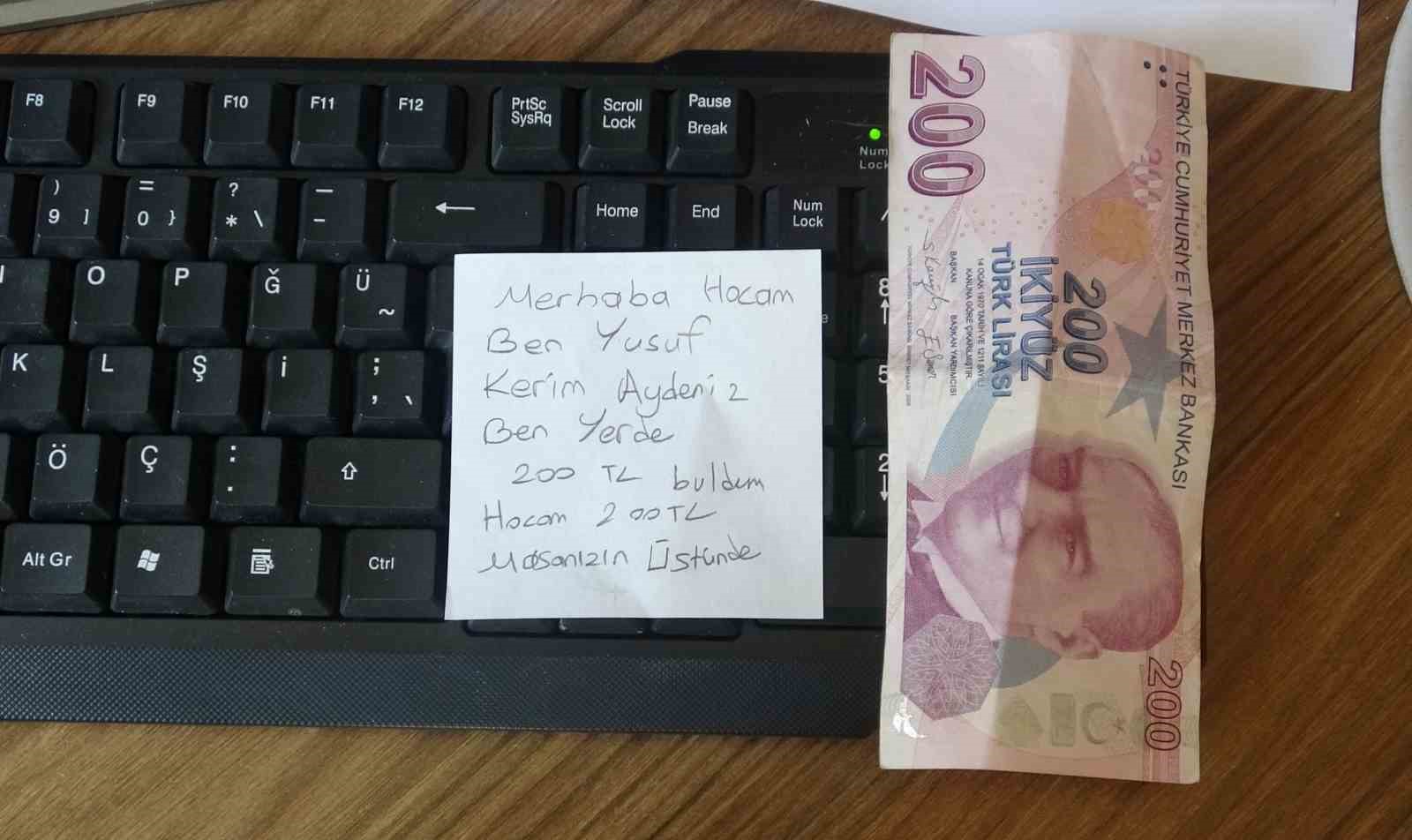 Okul koridorunda para buldu, aklına ilk gelen hadisle öğretmenler odasının yolunu tuttu 4 okul koridorunda para buldu aklina ilk gelen hadisle ogretmenler odasinin yolunu tuttu 0 zpCq4hQF