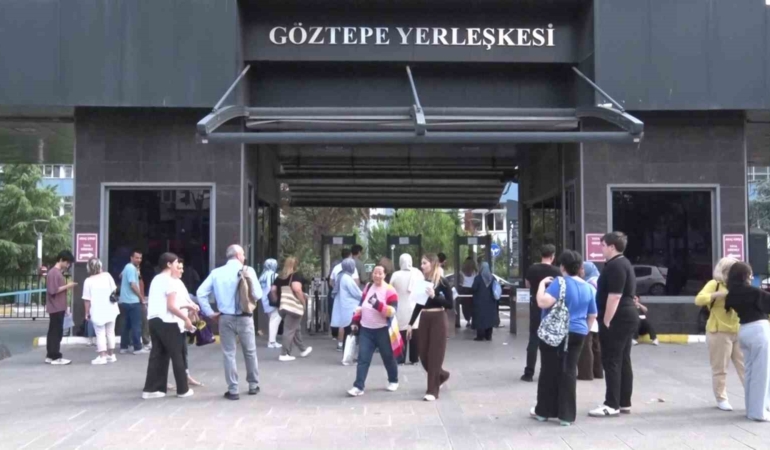 okul-onlerinde-heyecanli-yks-bekleyisi-basladi-nvSXnJ4x.jpg