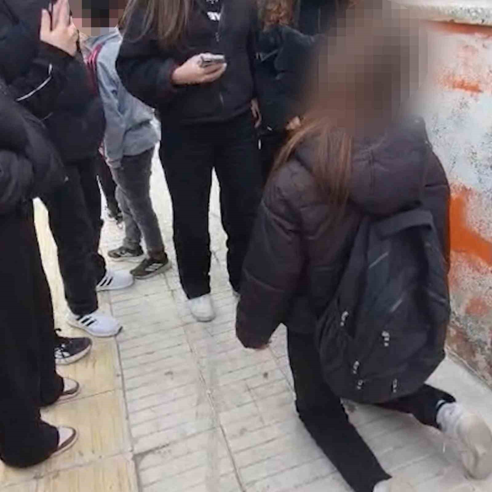 okul onunde akran zorbaligi kameraya yansidi diz cokturup zorla ozur dilettiler 1 AeVX9iY5