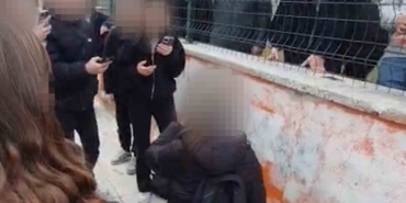 okul-onunde-akran-zorbaligi-kameraya-yansidi-diz-cokturup-zorla-ozur-dilettiler-G3MtXay3.jpg