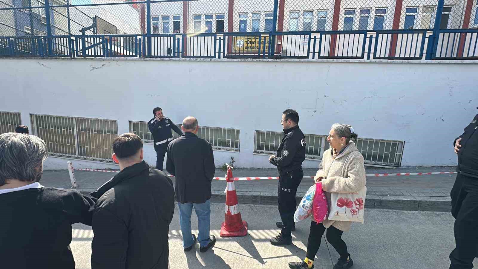 Okul önünde silahlı saldırı: 2 yaralı 7 okul onunde silahli saldiri 2 yarali 3 sv6BQmON
