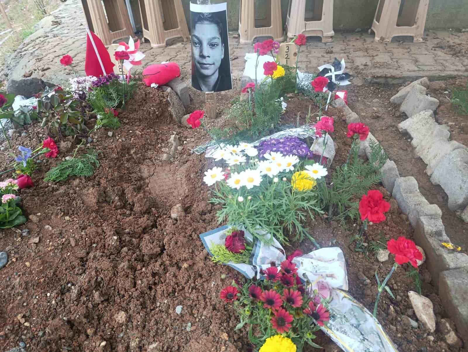 Okul saldırısı herkesi derinden etkiledi, ’Kendi çocuğum vefat etmiş gibi uyuyamıyorum’ 5 okul saldirisi herkesi derinden etkiledi kendi cocugum vefat etmis gibi uyuyamiyorum 1 bQbG9z4y