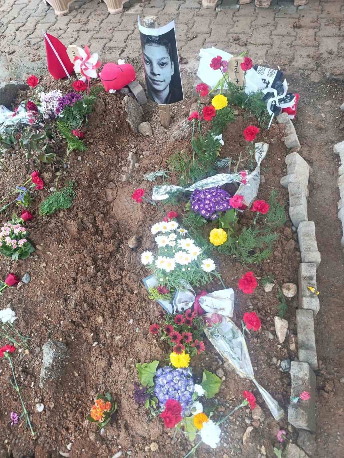 Okul saldırısı herkesi derinden etkiledi, ’Kendi çocuğum vefat etmiş gibi uyuyamıyorum’ 7 okul saldirisi herkesi derinden etkiledi kendi cocugum vefat etmis gibi uyuyamiyorum 3 3OZ3NyyL