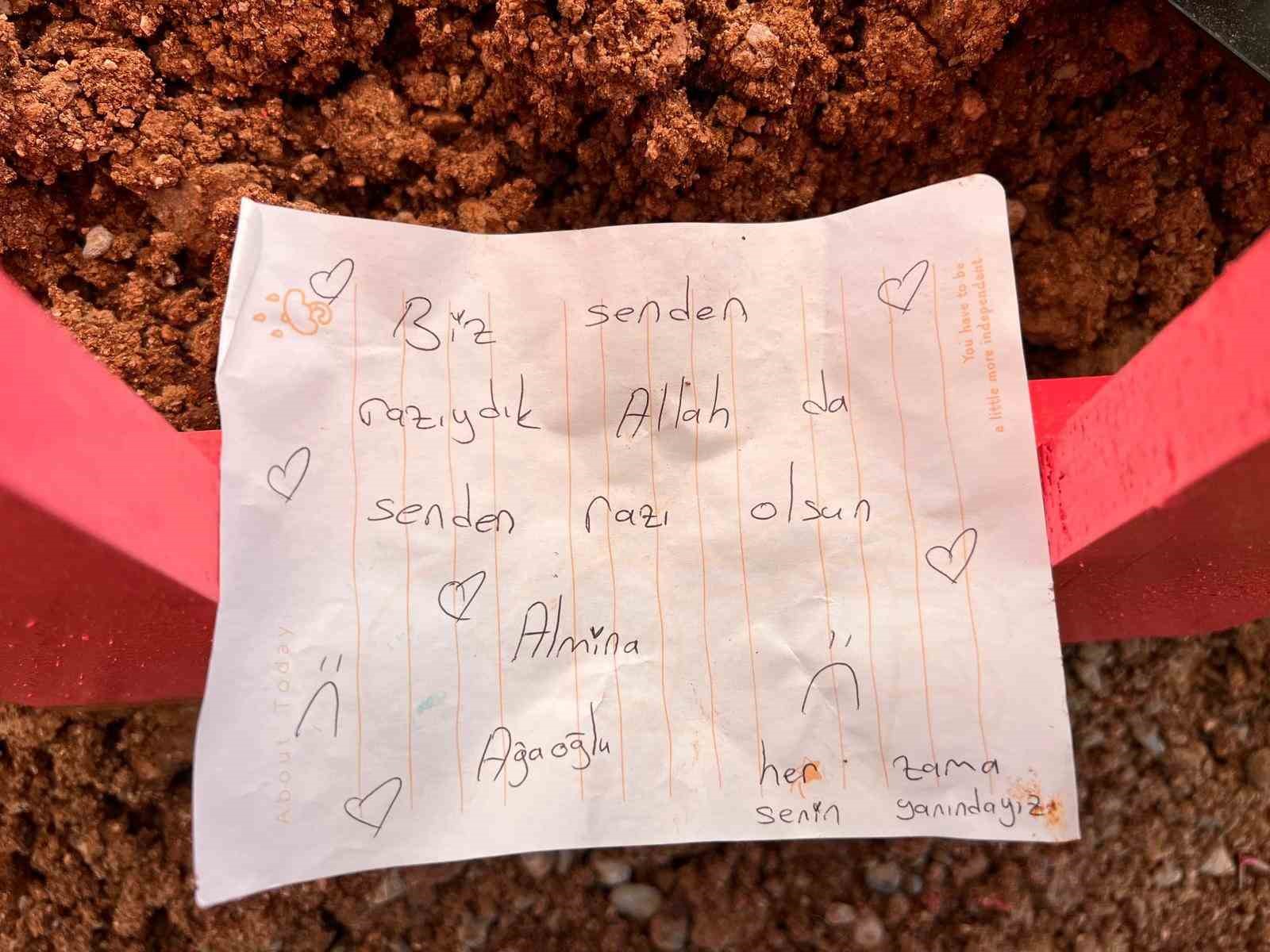 okul saldirisinda hayatini kaybeden alminanin mezari pembeye boyandi 5 wFrAjqr1