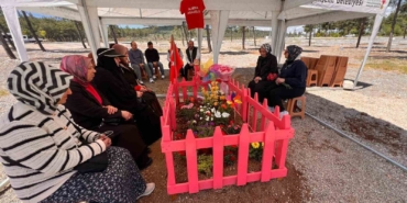 okul-saldirisinda-hayatini-kaybeden-alminanin-mezari-pembeye-boyandi-F2eYhjgD.jpg