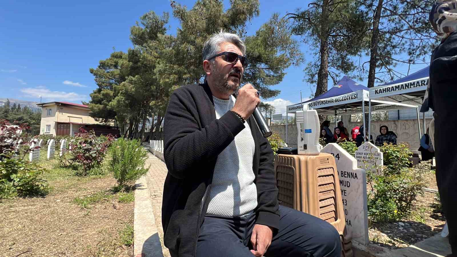 Okul saldırısında hayatını kaybeden çocukların mezarı Türk bayrakları ve balonlarla süslendi 8 okul saldirisinda hayatini kaybeden cocuklarin mezari turk bayraklari ve balonlarla suslendi 4 J761AO2h
