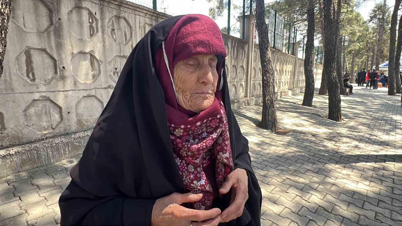Okul saldırısında hayatını kaybeden çocukların mezarı Türk bayrakları ve balonlarla süslendi 9 okul saldirisinda hayatini kaybeden cocuklarin mezari turk bayraklari ve balonlarla suslendi 5 DyWyQpXX