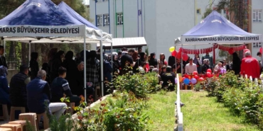 okul-saldirisinda-hayatini-kaybeden-cocuklarin-mezari-turk-bayraklari-ve-balonlarla-suslendi-OSbeFasc.jpg