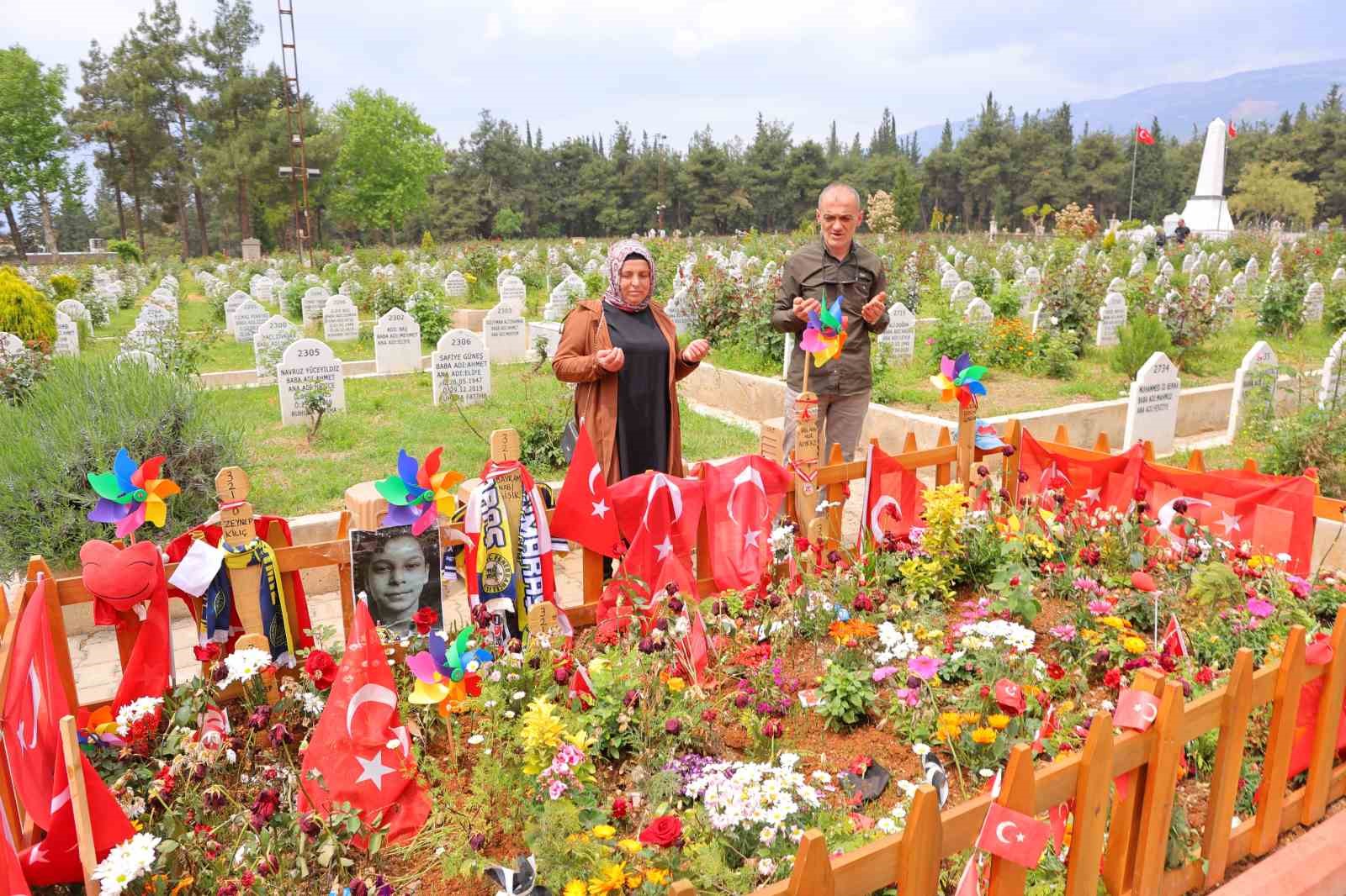 okul saldirisinda hayatini kaybeden cocuklarin ziyaretcileri eksik olmuyor 1