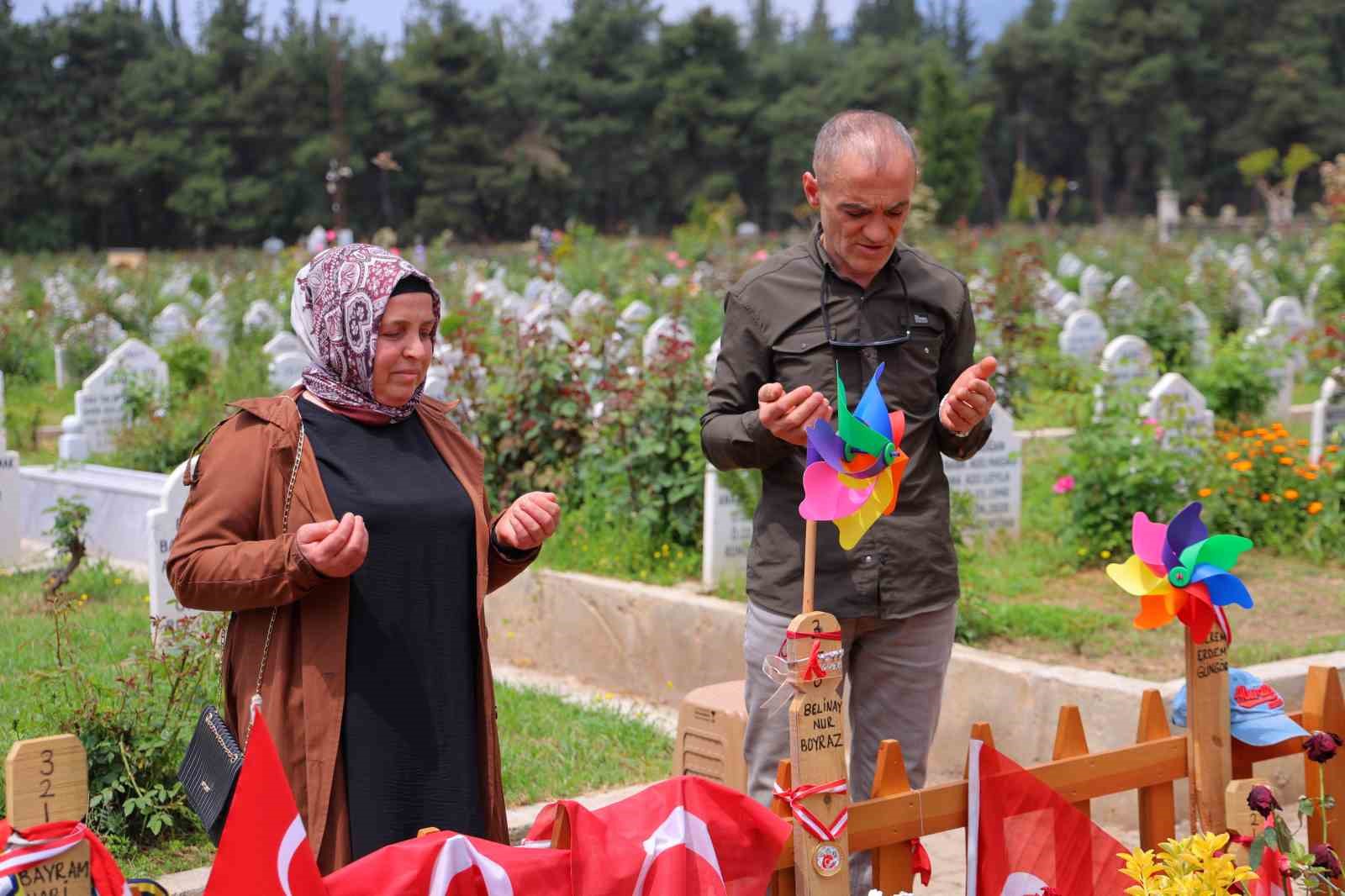 okul saldirisinda hayatini kaybeden cocuklarin ziyaretcileri eksik olmuyor 2 d11BXUUe
