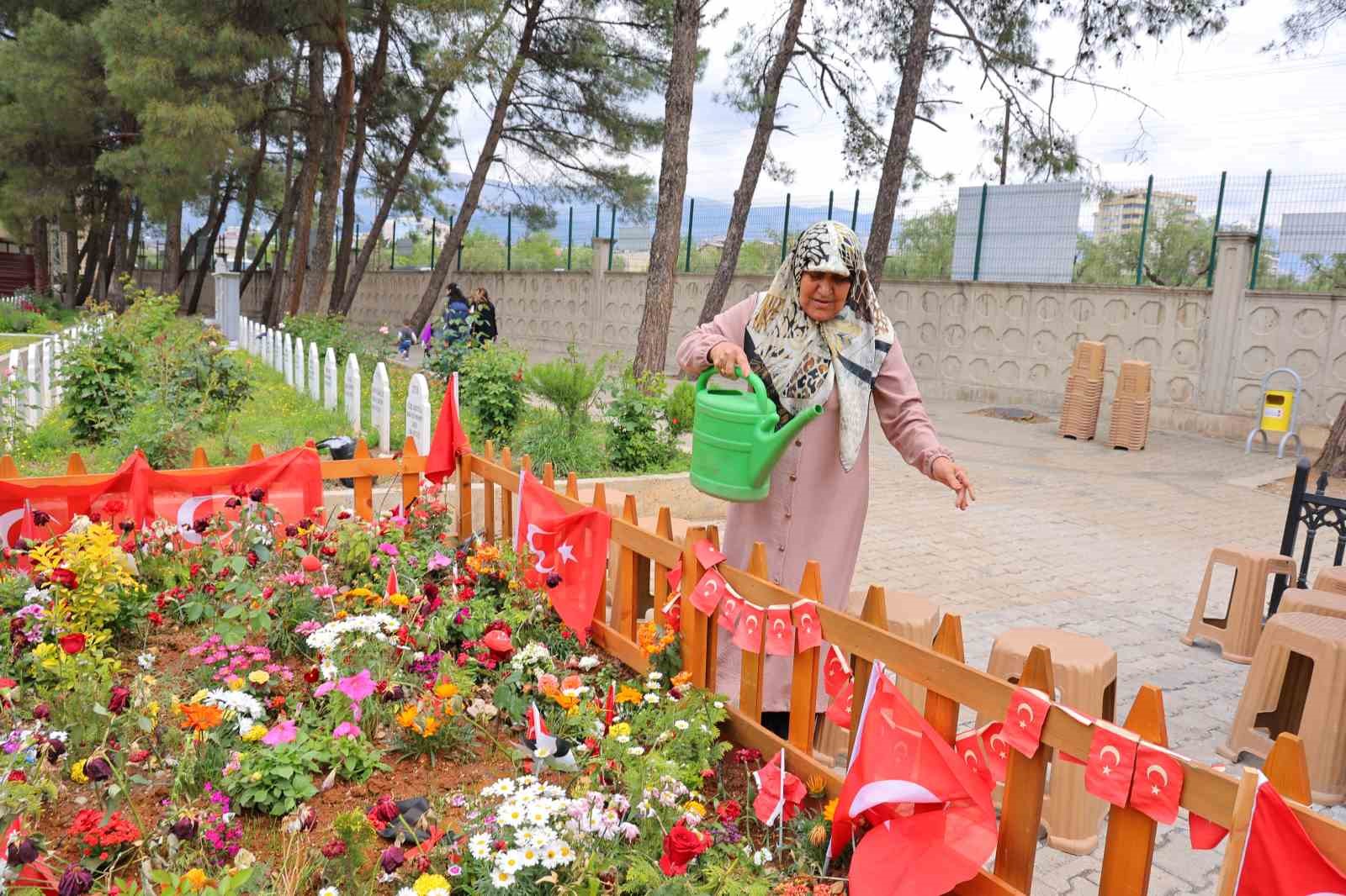 okul saldirisinda hayatini kaybeden cocuklarin ziyaretcileri eksik olmuyor 3 rQa52XY4