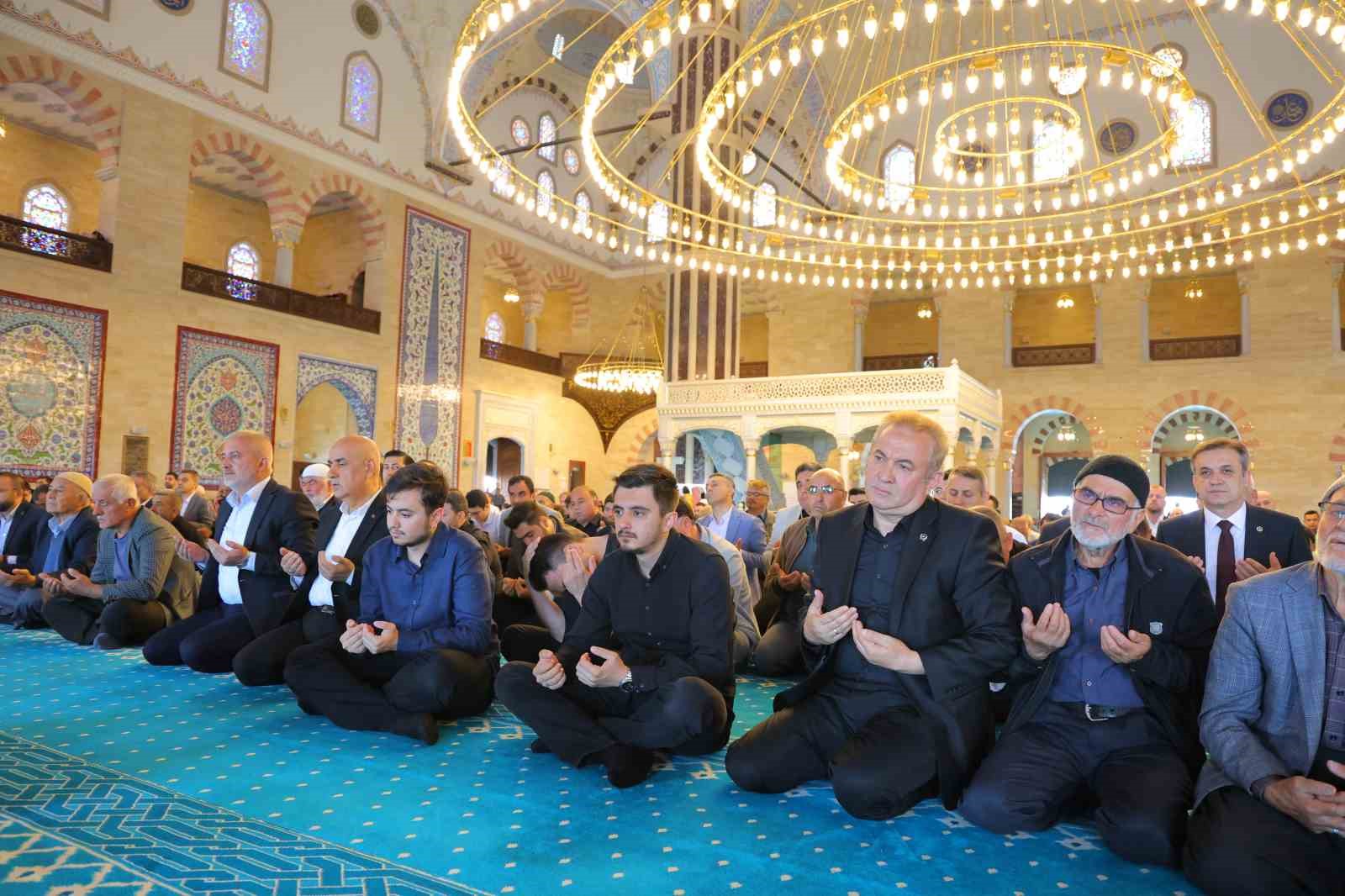 Okul saldırısında hayatını kaybeden Kerem’in babası: "Bayram geldi ama bize bayram gelmedi" 5 okul saldirisinda hayatini kaybeden keremin babasi bayram geldi ama bize bayram gelmedi 1 qVDZCXBa