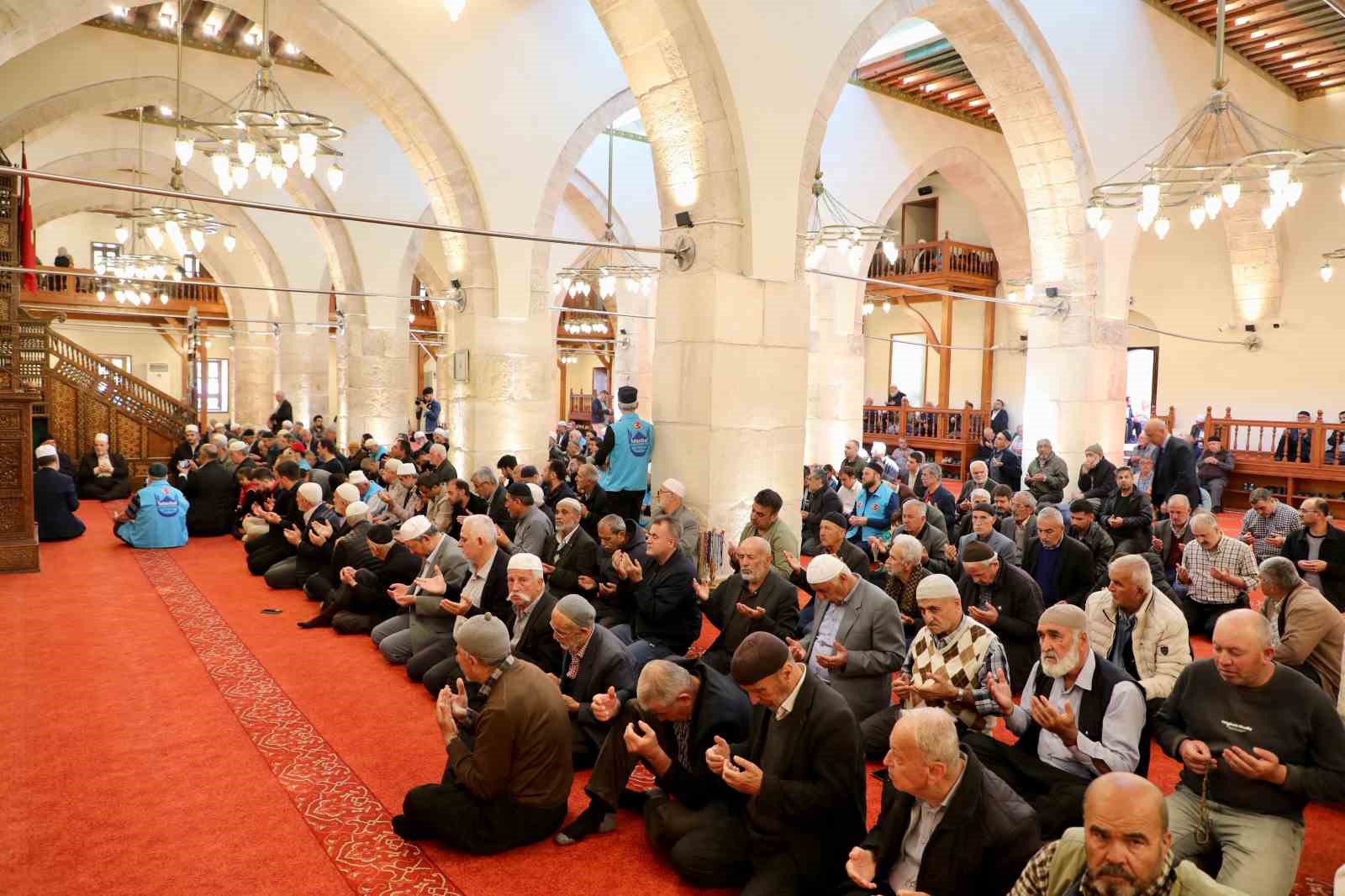 okul saldirisinda hayatini kaybeden ogretmen ve ogrencileri icin mevlit okutuldu 0 BYRPNbkw