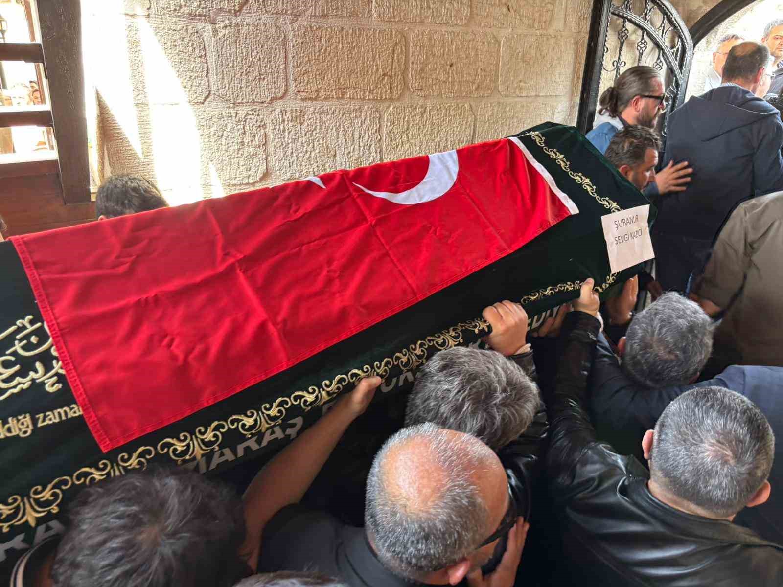 okul saldirisinda hayatini kaybeden suranur son yolculuguna ugurlandi 7 ap3bVXig
