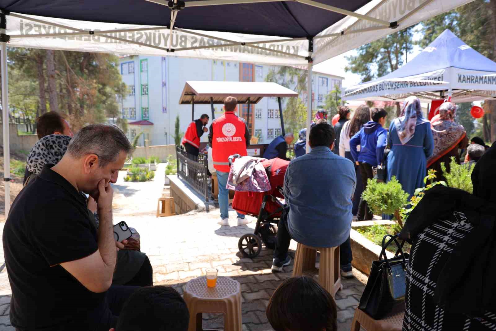 Okul saldırısında hayatını kaybeden Zeynep’in babasından hüzünlü 23 Nisan ziyareti 4 okul saldirisinda hayatini kaybeden zeynepin babasindan huzunlu 23 nisan ziyareti 0 KPbX6Llq
