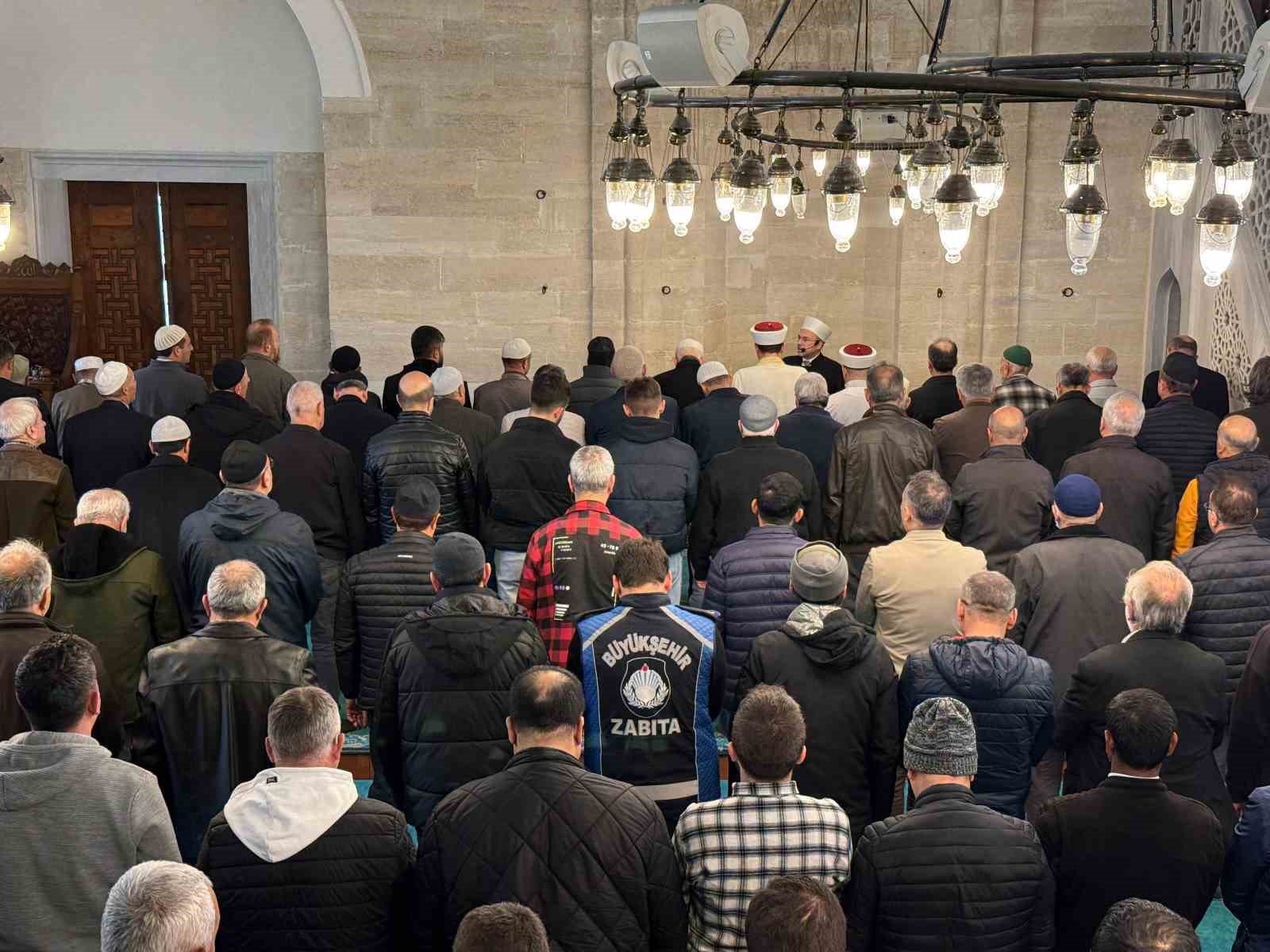 Okul saldırısında hayatını kaybedenler için gıyabi cenaze namazı kılındı 5 okul saldirisinda hayatini kaybedenler icin giyabi cenaze namazi kilindi 1 s8ilPSDd