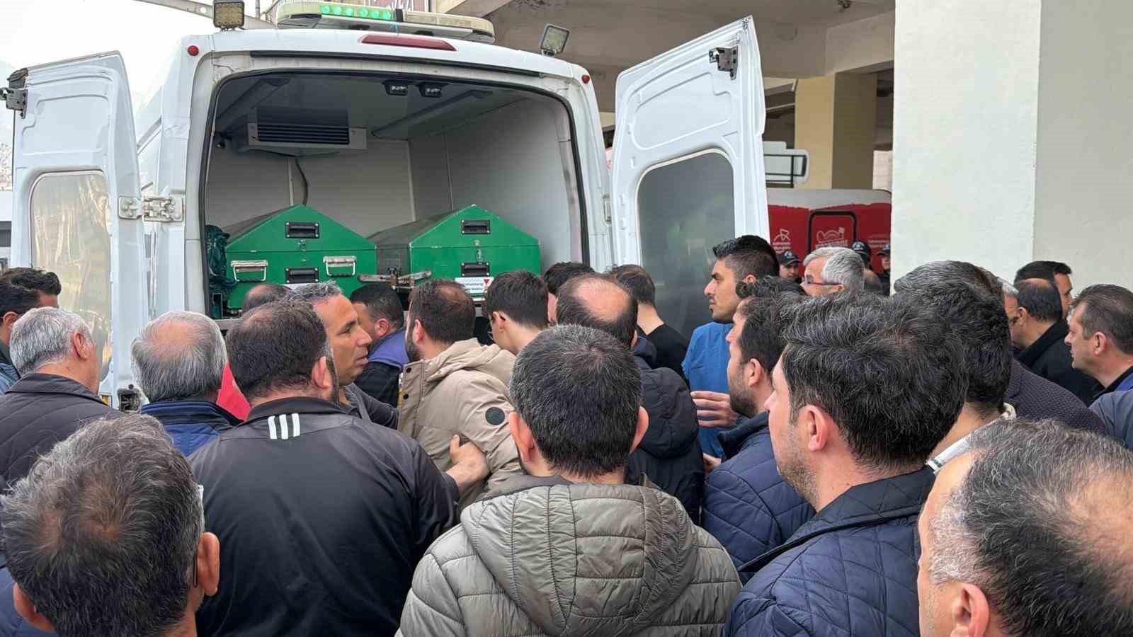 okul saldirisinda hayatini kaybedenlerin cenazeleri ailelerine teslim edilmeye baslandi 1 v4ehcRvu