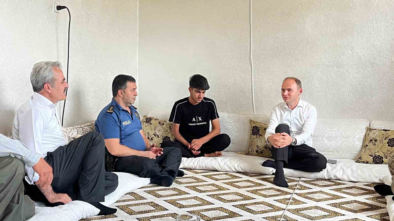 okul saldirisinda yaralanan ogrencilere karneleri evlerinde verildi 0 2DiCK5yB