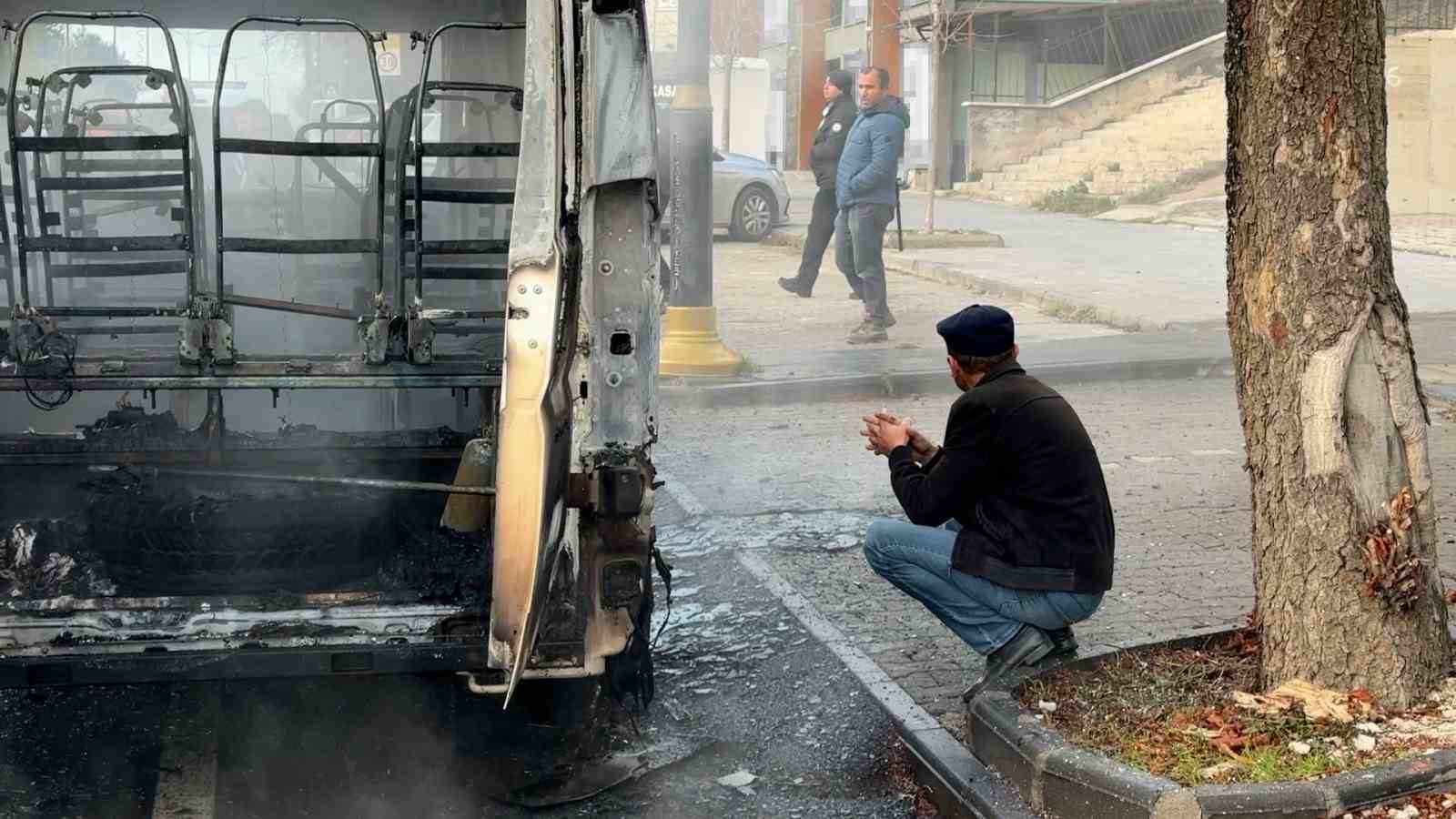okul servisi kule dondu surucusu caresizce izledi 0 2ODLgUbN