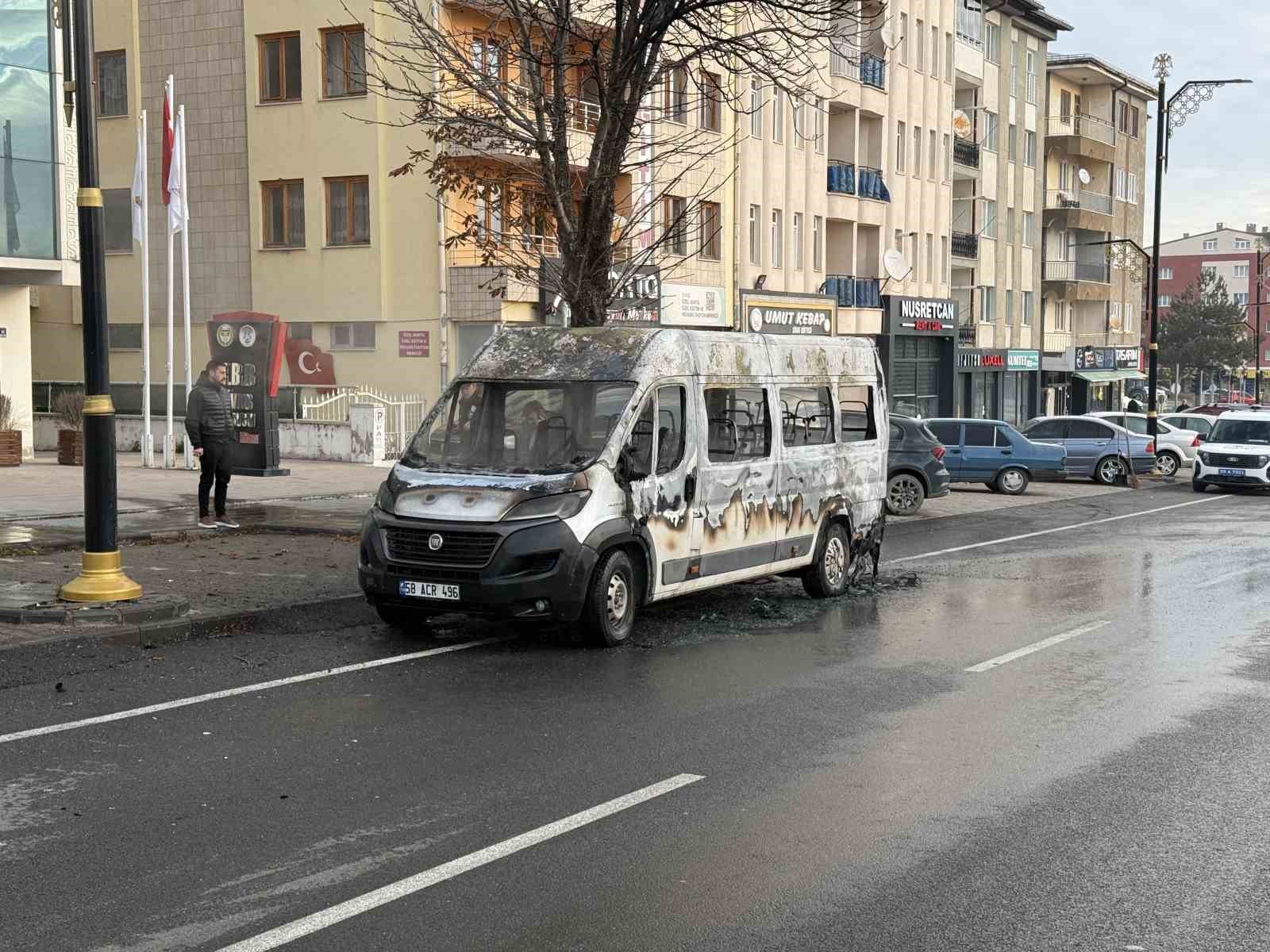 okul servisi kule dondu surucusu caresizce izledi 2 HiV6qKW9