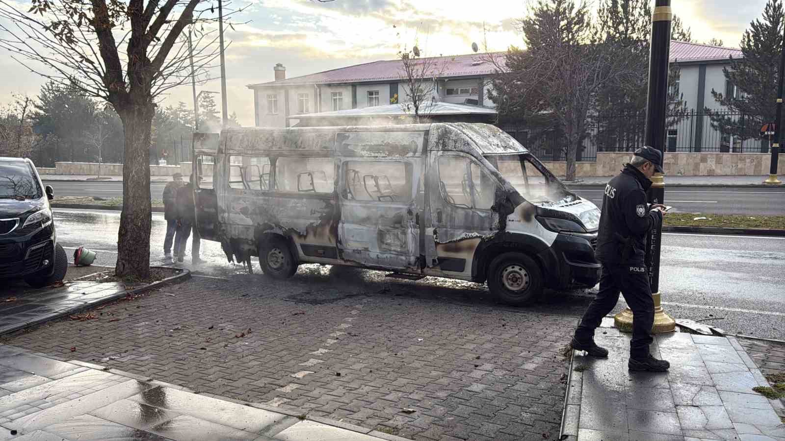 okul servisi kule dondu surucusu caresizce izledi 3 LSlSfKTQ