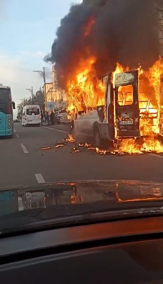 okul servisi kule dondu surucusu caresizce izledi 5 CjbkBKZe