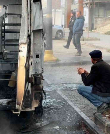 okul-servisi-kule-dondu-surucusu-caresizce-izledi-VvCgplL6.jpg