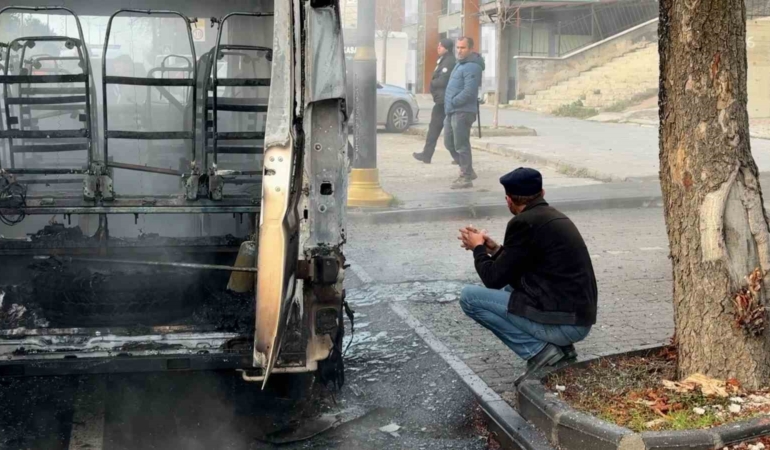okul-servisi-kule-dondu-surucusu-caresizce-izledi-VvCgplL6.jpg