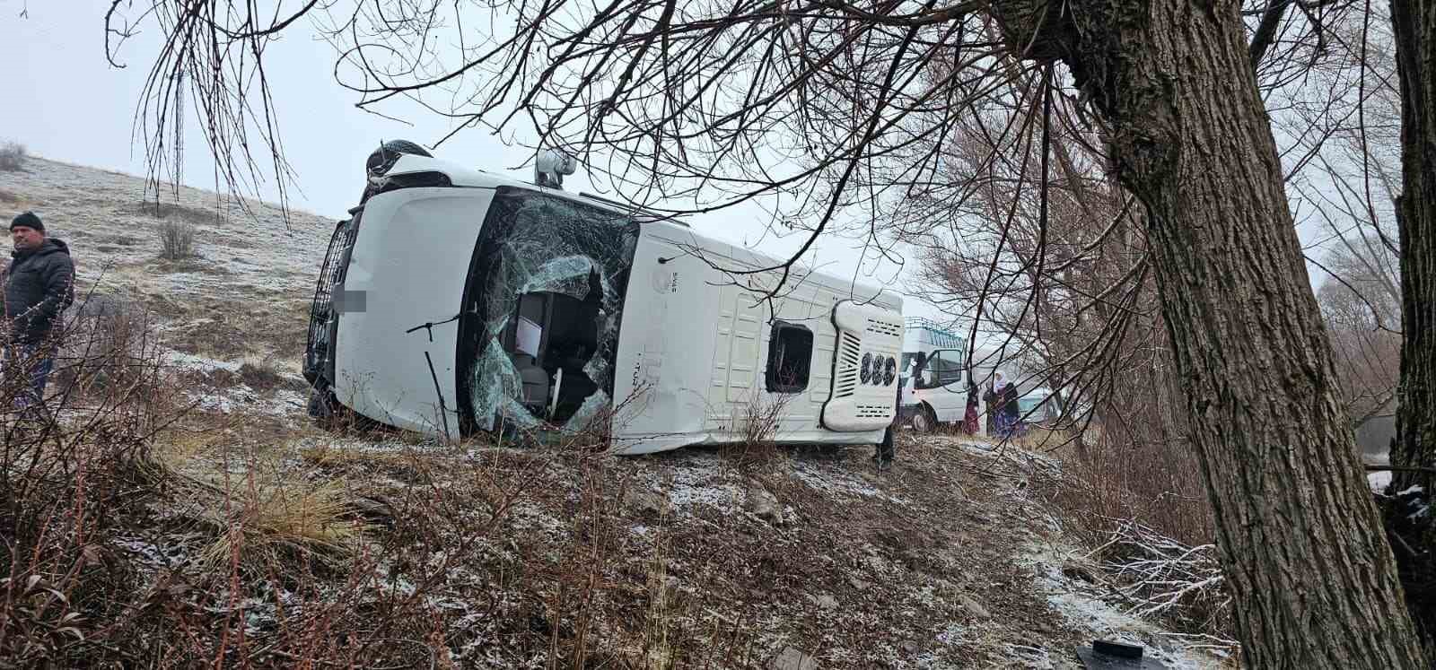 okul servisi yan yatti 14u ogrenci 15 kisi yaralandi 0 pHzt6S2U