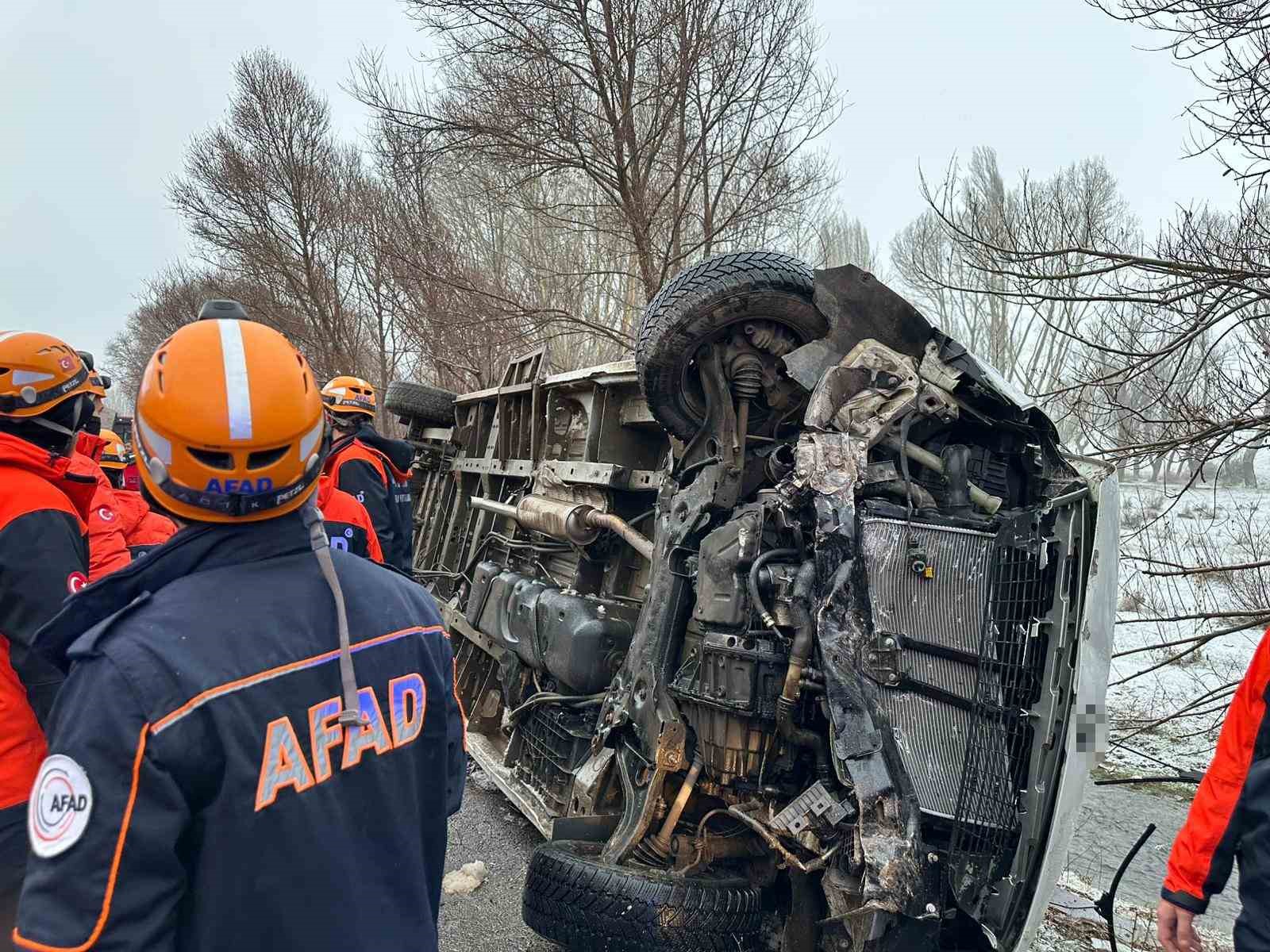 okul servisi yan yatti 14u ogrenci 15 kisi yaralandi 2 OIZjdTAO