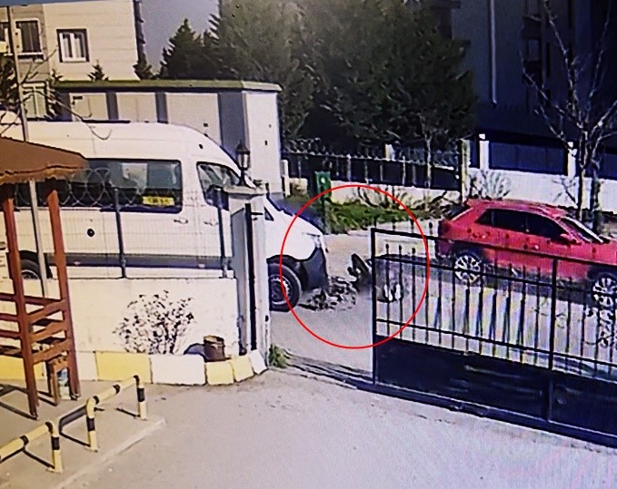 okul servisine carpmamak icin motosikletten dusup metrelerce savruldular o anlar kamerada 0 hJF9Thq8